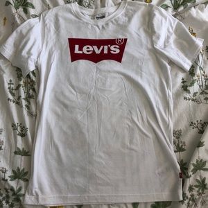 super cute levi’s tee :)